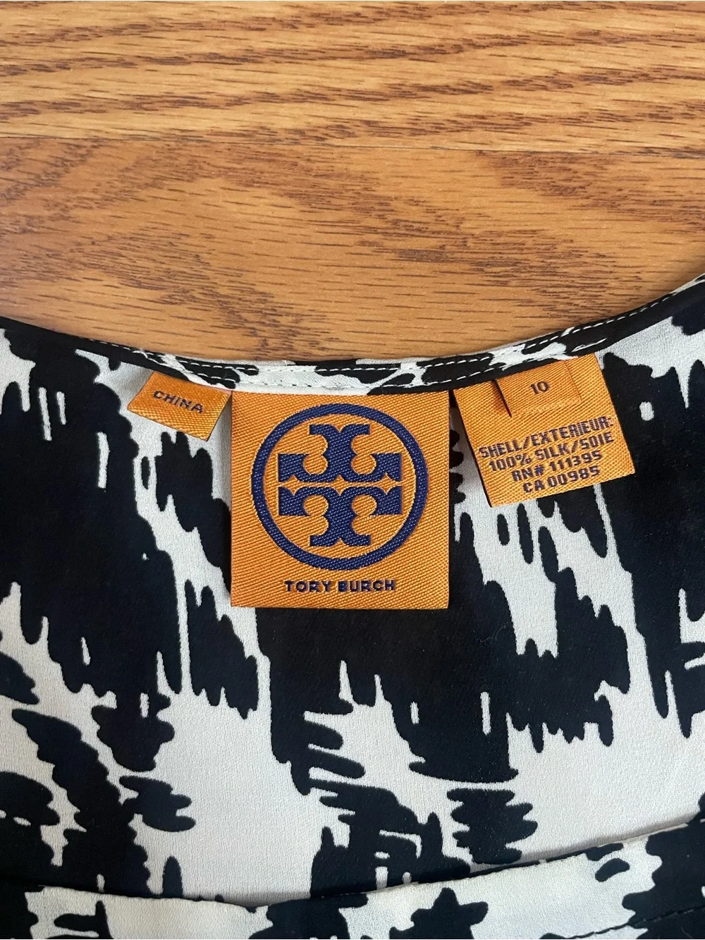 Tory Burch Black White Abstract Print 100% Silk Sleeveless Top Size 10
